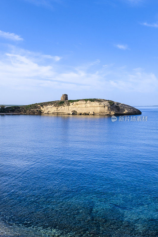 Torre del Pozzo，一个以古老的瞭望塔为特色的海边村庄-撒丁岛，意大利